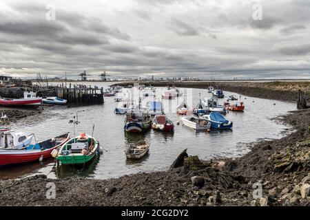 Paddy’s Hole, Gare du Sud, Redcar, Yorkshire du Nord avec le paysage industriel lourd de Teesside Beyond, Teesmouth, Angleterre du Nord-est, Royaume-Uni Banque D'Images