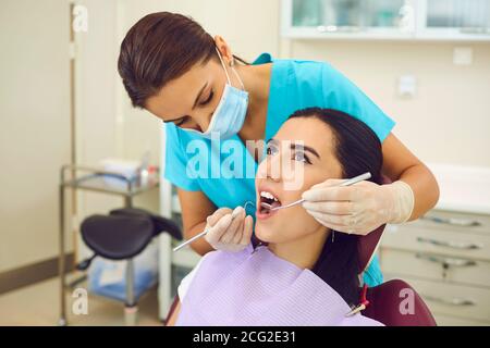Rendez-vous chez le dentiste au bureau. Un sourire et des dents sains. Banque D'Images