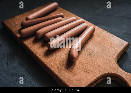 Saucisses frites bouillies les saucisses sont sur un plan de cuisine en bois Banque D'Images