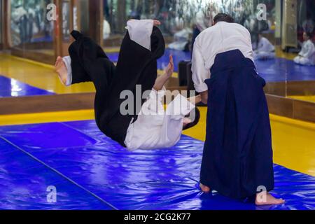 Deux hommes caucasiens pratiquent l'aikido Banque D'Images