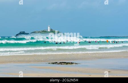 Les mers sauvages à Godrevy, en Cornouailles, à l'approche de la tempête Ellen. Prise le 20 août 2020. Banque D'Images