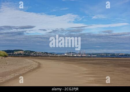 La zone bâtie du port de la ville de Dundee avec des plates-formes pétrolières pour l'entretien, et la petite ville de Tayport de l'autre côté de l'estuaire. Banque D'Images