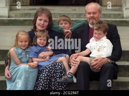 Le Rév. Richard Chartres fait face aux médias à l'église de Londres, après l'annonce de sa nomination comme nouvel évêque de Londres. Il est aux côtés de sa femme Caroline et de ses enfants (l-r) Sophie, 6 ans, Clio, 2 ans, Alexander, 8 ans, et Louis, 4 ans. Banque D'Images