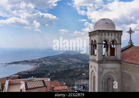 Haut du duomo de San Niccolo di bari et vue de Taormina depuis Castelmola Banque D'Images