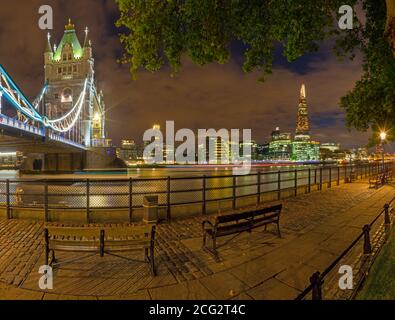 Londres - le panorama de la Tamise au bord de la rivière, Tower Bridge et Shard depuis la promenade la nuit. Banque D'Images