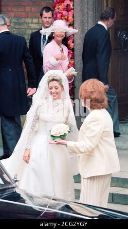 La mariée Marie-Chantel Miller arrive à la cathédrale Sainte-Sophie à Bayswater, Londres, pour son mariage avec le prince Pavlos, fils aîné de l'ancien roi Constantine II de Grèce. Banque D'Images