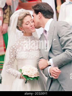 Le prince héritier exilé Pavlos de Grèce embrasse sa mariée Marie-Chantal Miller après leur mariage à la cathédrale grecque Orthadox de Sainte-Sophie à Bayswater, Londres. * Royalty du monde entier, y compris 12 membres de la famille royale britannique, ont assisté à la cérémonie sans frais épargnée. Banque D'Images