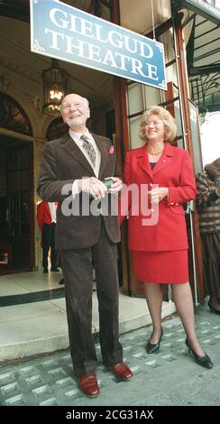 PAP 13: LONDRES: 2.11.94: Ancien acteur Sir John Gielgud avec Janet Holmes a court, président de Stoll Moss Theatres Limited, dans le West End de Londres toady (mercredi) wehre il a rebaptisé le Globe Theatre le Gielgud Theatre en l'honneur de son 90e anniversaire. Voir l'histoire de PA SHOWBIZ Gielgud. Nouvelles des PA, Caroline Field/gm. Banque D'Images