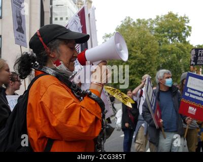 Old Bailey, Londres/Royaume-Uni - septembre 7 2020 : le cas d'extradition de Julian Assange commence au Old Bailey, les partisans s'amasser à l'extérieur avec des bannières. Banque D'Images