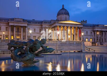Londres - la fontaine et la place Trafalgar au crépuscule. Banque D'Images