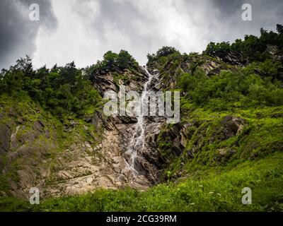 Paysages charmants de cascades et de prairies pittoresques des Alpes dans le parc national Hohe Tauern près de Kaprun, Autriche, Europe. Banque D'Images