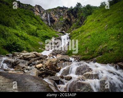 Paysages charmants de cascades et de prairies pittoresques des Alpes dans le parc national Hohe Tauern près de Kaprun, Autriche, Europe. Banque D'Images