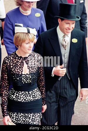 Le vicomte Linley et sa femme Serena se promènent dans l'enceinte royale de Royal Ascot cet après-midi (vendredi). Photo de John Stillwell/PA. Banque D'Images