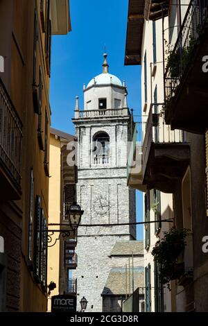 Italie. Lombardie. Lac de Côme. Le village coloré de Bellagio. Clocher de la basilique romane de San Giacomo Banque D'Images