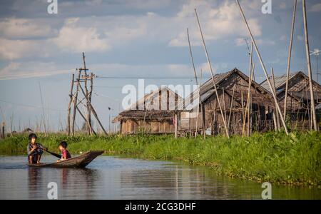 Lac, Inle, Myanmar, 16th Novemenr 2014: Les gens qui descendent une rue du lac Inle en Birmanie - un village sur un lac Banque D'Images