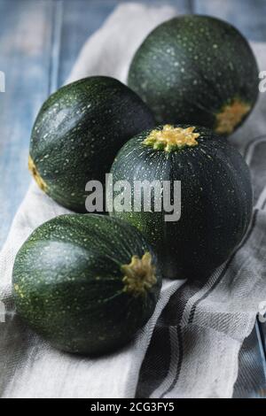 Courgettes rondes mûres sur une serviette de cuisine. Récolte de légumes Banque D'Images