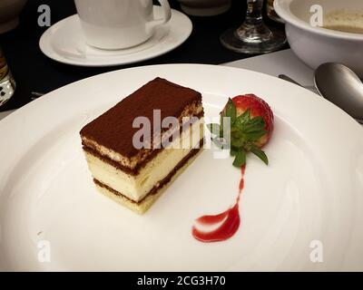 Tiramisu, dessert italien aromatisé au café, composé de ladyfings trempés dans du café, enrobés d'un mélange fouetté d'œufs, de sucre et de fromage mascarpone. Banque D'Images