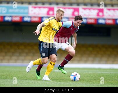 SOUTHEND, ANGLETERRE - SEPTEMBRE 06 : le G-R Stephen Humphrys de Southend s'est Uni sous la pression de Conor Coventry de West Ham United U21 lors du Trophée de l'EFL Banque D'Images