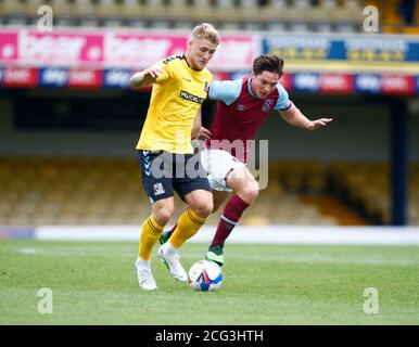 SOUTHEND, ANGLETERRE - SEPTEMBRE 06 : le G-R Stephen Humphrys de Southend s'est Uni sous la pression de Conor Coventry de West Ham United U21 lors du Trophée de l'EFL Banque D'Images