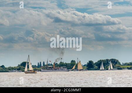 Yachts et bateau à vapeur d'époque 'Charhörn' sur l'Elbe en face de l'île de Lühesand, Basse-Saxe, Allemagne Banque D'Images