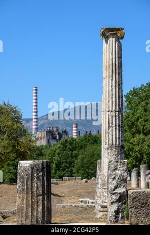 Colonnes des ruines de l'ancien Megalopolis avec la tour de refroidissement et la cheminée de la centrale moderne de Mergalopoli en arrière-plan. Central Pelo Banque D'Images