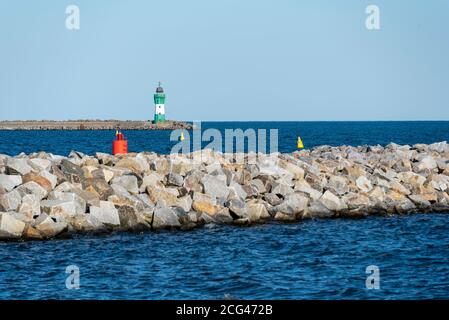 Sassnitz Mukran, Allemagne. 05 août 2020. Un petit phare, une tour octogonale en béton de 14 mètres de haut, a été construit en 1995 à la tête de la jetée à l'entrée du port. Credit: Stephan Schulz/dpa-Zentralbild/ZB/dpa/Alay Live News Banque D'Images