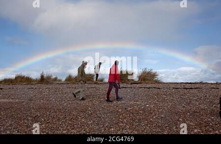 Findhorn Bay, Forres, Écosse, Royaume-Uni. 9 septembre 2020. Averses automnales avec arc-en-ciel au-dessus des dunes et plage de galets à côté du Moray Firth. Crédit : Arch White/Alamy Live News. Banque D'Images