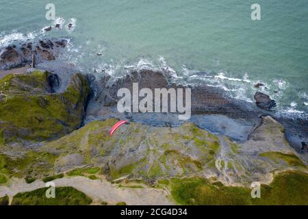 Vue aérienne au-dessus d'un parapente sur le bord de la falaise de Aberystwyth pays de Galles Banque D'Images