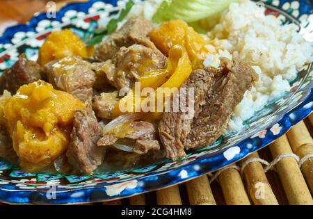 Tagine d'agneau perse, ragoût chaud est épicé de cannelle et de cumin, et sucré aux abricots Banque D'Images