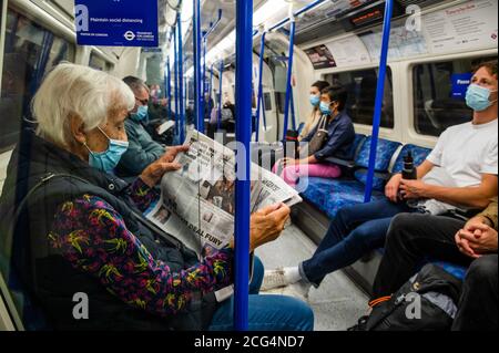 Londres, Royaume-Uni. 08 septembre 2020. Le nombre de passagers reste bas sur le métro, mais augmente maintenant et les trains sont modérément occupés, après avoir encore facilité les directives du gouvernement. Ceux qui voyagent portent surtout des masques après qu'ils sont devenus obligatoires dans les transports publics. Le « verrouillage » se poursuit pour l'épidémie du coronavirus (Covid 19) à Londres. Crédit : Guy Bell/Alay Live News Banque D'Images