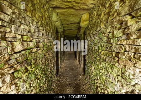 Intérieur de la longue Barrow All Cannings à Wiltshire, Royaume-Uni, une barrow moderne inspirée des trows néolithiques construits il y a 5,500 ans Banque D'Images