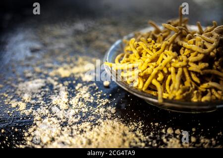 Gros plan du célèbre snack-plat de thé Gujarati Bhavnagiri gathiya dans une assiette de service. Plan de thikkha bhavnagari gathiya fraîchement préparé dans a s. Banque D'Images