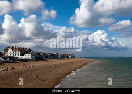 Vue sur le Royal Hotel et la plage, depuis Deal Pier Banque D'Images