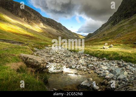 En regardant par le col Honister dans le Lake District, Cumbria depuis le Gatesgarth End. Banque D'Images