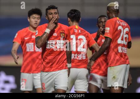 (200909) -- DALIAN, 9 septembre 2020 (Xinhua) -- Paulinho (2e L) de Guangzhou Evergrande célèbre après avoir obtenu un but lors du 10e match rond entre Guangzhou Evergrande et Shenzhen FC lors de la saison 2020 repoussée de la Super League (CSL) de l'Association chinoise de football Division Dalian à Dalian, dans la province de Liaoning, au nord-est de la Chine, le 9 septembre 2020. (Xinhua/Pan Yulong) Banque D'Images