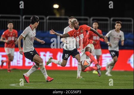 (200909) -- DALIAN, 9 septembre 2020 (Xinhua) -- Anderson Talisca (R, front) de Guangzhou Evergrande participe au 10e match entre Guangzhou Evergrande et Shenzhen FC à la saison 2020 reportée de la Super League (CSL) de l'Association chinoise de football Division Dalian à Dalian, dans la province de Liaoning, dans le nord-est de la Chine, le 9 septembre 2020. (Xinhua/Pan Yulong) Banque D'Images