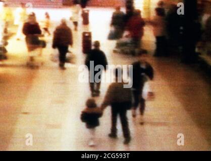 Une vidéo du garçon disparu James Bulger, âgé de 2 ans, étant conduit par un jeune dans le centre commercial 'New Strand' dans le quartier de Bootle à Liverpool. * 12/2/03: Des milliers de Merseysiders devraient observer un silence d'une minute pour marquer le dixième anniversaire du meurtre de James, et le drapeau au-dessus de l'hôtel de ville de Liverpool volera en Berne à la mémoire du garçon Kirkby de deux ans dont le corps meurtrier a été trouvé sur une ligne de chemin de fer isolée. Ses tueurs d'écoliers, Robert Thompson et John Venable, désormais libres et vivant avec de nouvelles identités, ont été détenus indéfiniment à la suite d'une Banque D'Images