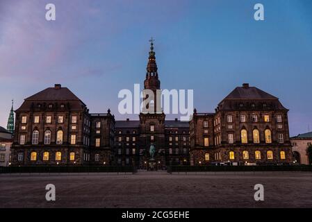 Façade du Palais Christiansborg, bâtiment du gouvernement sur l'îlot de Slotsholmen, au coucher du soleil à Copenhague, Danemark Banque D'Images