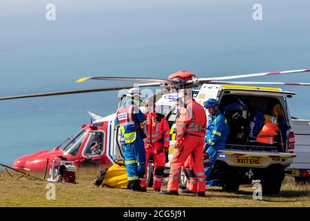 Beachy Head, Eastbourne, East Sussex, Royaume-Uni. 9 septembre 2020. Réponse multi-agences à l'incident sur ces falaises de la côte sud. Hélicoptère de la Garde côtière, police de East Sussex, KSS Air et service d'ambulance du Sud-est assistés par le canot de sauvetage côtier Eastbourne RNLI. Crédit : Alan Fraser/Alay Live News Banque D'Images