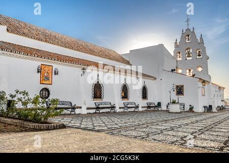 Huelva, Espagne - 8 septembre 2020: Vue du Sanctuaire Virgen de la Cinta depuis les Jardins, rétroéclairé avec des torches solaires, vierge patron de huelva depuis 1586 Banque D'Images