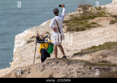 Beachy Head, Eastbourne, East Sussex, Royaume-Uni. 9 septembre 2020. Réponse multi-agences à l'incident sur ces falaises de la côte sud. Hélicoptère de la Garde côtière, police de East Sussex, KSS Air et service d'ambulance du Sud-est assistés par le canot de sauvetage côtier Eastbourne RNLI. Crédit : Alan Fraser/Alay Live News Banque D'Images