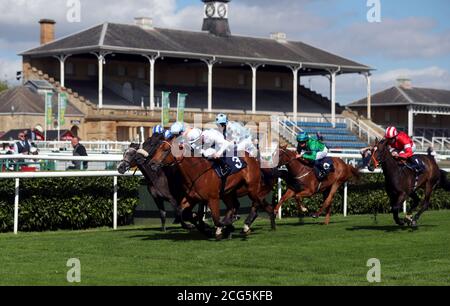 Ataser (no.3), monté par le jockey Ray Dawson, remporte la gicape de pépinière bet365 en tant que projet pilote pour le retour des foules aux événements sportifs, devrait faire affluer 2500 spectateurs au cours de la première journée du William Hill St Leger Festival à l'hippodrome de Doncaster. Banque D'Images