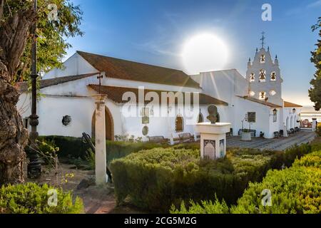 Huelva, Espagne - 8 septembre 2020: Vue du Sanctuaire Virgen de la Cinta depuis les Jardins, rétroéclairé avec des torches solaires, vierge patron de huelva depuis 1586 Banque D'Images