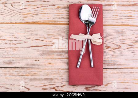 Fourchette et cuillère sur une serviette en lin. Banque D'Images