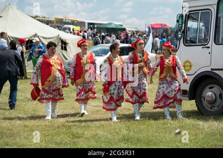 Les femmes en costumes folkloriques de tatar marchent dans la compensation au festival de musique de Caratag. Région de Krasnoyarsk. Banque D'Images