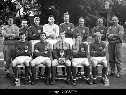 L'équipe de football d'Angleterre avant leur match international contre la Tchécoslovaquie à Wembley. *rangée arrière (l-r) : Harold Shepherdson, Nobby Stiles, Roger Hunt, Gordon Banks, Jack Charlton, George Cohen, Ray Wilson et Alf Ramsay (gestionnaire). Première rangée (l-r) : Martin Peters, Geoff Hurst, Bobby Moore, Alan ball et Bobby Charlton. *07/03/2000: La Reine a été aujourd'hui (7 mars 2000) en hommage aux cinq héros oubliés de l'équipe gagnante de la coupe du monde 1966. Plus de 30 ans après avoir aidé l'Angleterre à battre l'Allemagne de l'Ouest en finale à Wembley, Alan ball, George Cohen, Roger Hunt, Nobby Stiles et Ray Wilson Wwill Banque D'Images