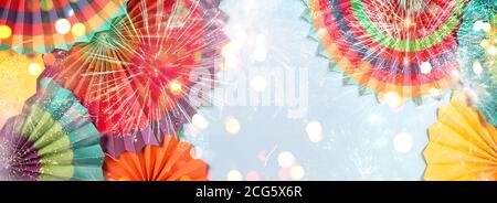 Arrière-plan des fêtes avec ornements en papier colorés et lumière plus lumineuse Banque D'Images
