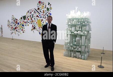 Sir Nicholas Serota, directeur du Tate, se trouve à côté de l'œuvre d'art 'Cumulus' et 'Britain seen from the North' (à gauche), tous deux présentés par l'artiste Tony Cragg dans la galerie STILL Life du nouveau Tate Modern basé sur la South Bank, Londres. Banque D'Images