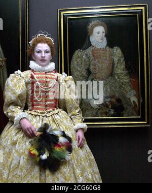 Annie Townsend une étudiante de l'école d'art de Wimbledon, du département de garde-robe, vêtue en costume d'époque comme Elizabeth I, à côté d'un portrait par un artiste inconnu, vers 1575 dans le National Portrait Gallery, Londres. * les étudiants recréent des portraits datant de la période Tudor au XIXe siècle qui ont été l'inspiration pour leurs costumes somptueux . Banque D'Images