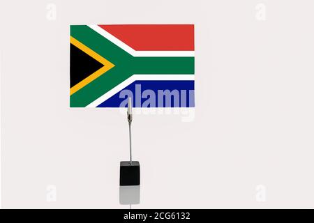 Drapeau miniature de la République d'Afrique du Sud monté dans la base cubique dans le porte-photo sur fond blanc Banque D'Images